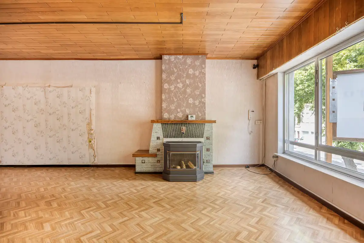 Te renoveren woning met grote garage foto 5