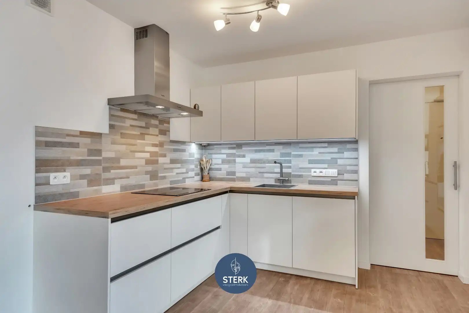 RECENT APPARTEMENT INCLUSIEF PARKING + 2 BERGINGEN IN CENTRUM LANAKEN !  foto 15