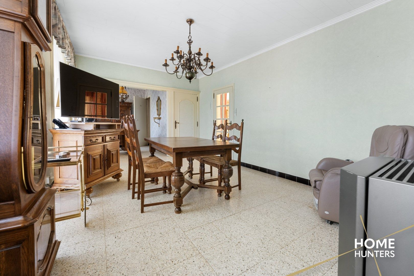 Karaktervolle woning met 6 garages en panoramisch zicht op groen landschap foto 10