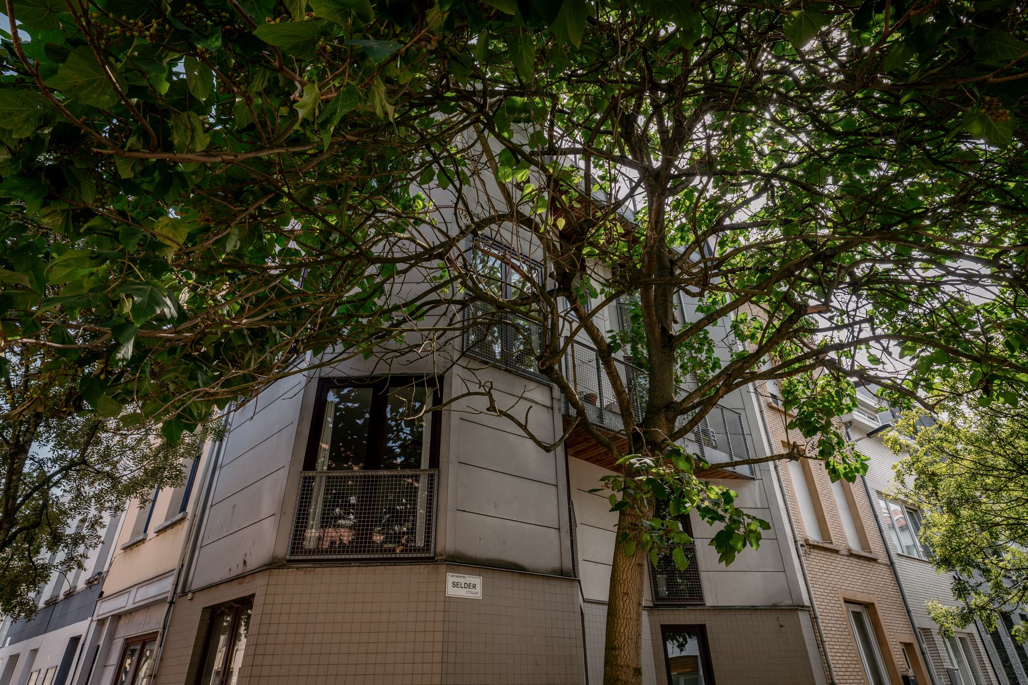 Doordachte hoekwoning waarbij de architect zijn huiswerk goed gemaakt heeft: project van Huiswerk Architecten foto 25