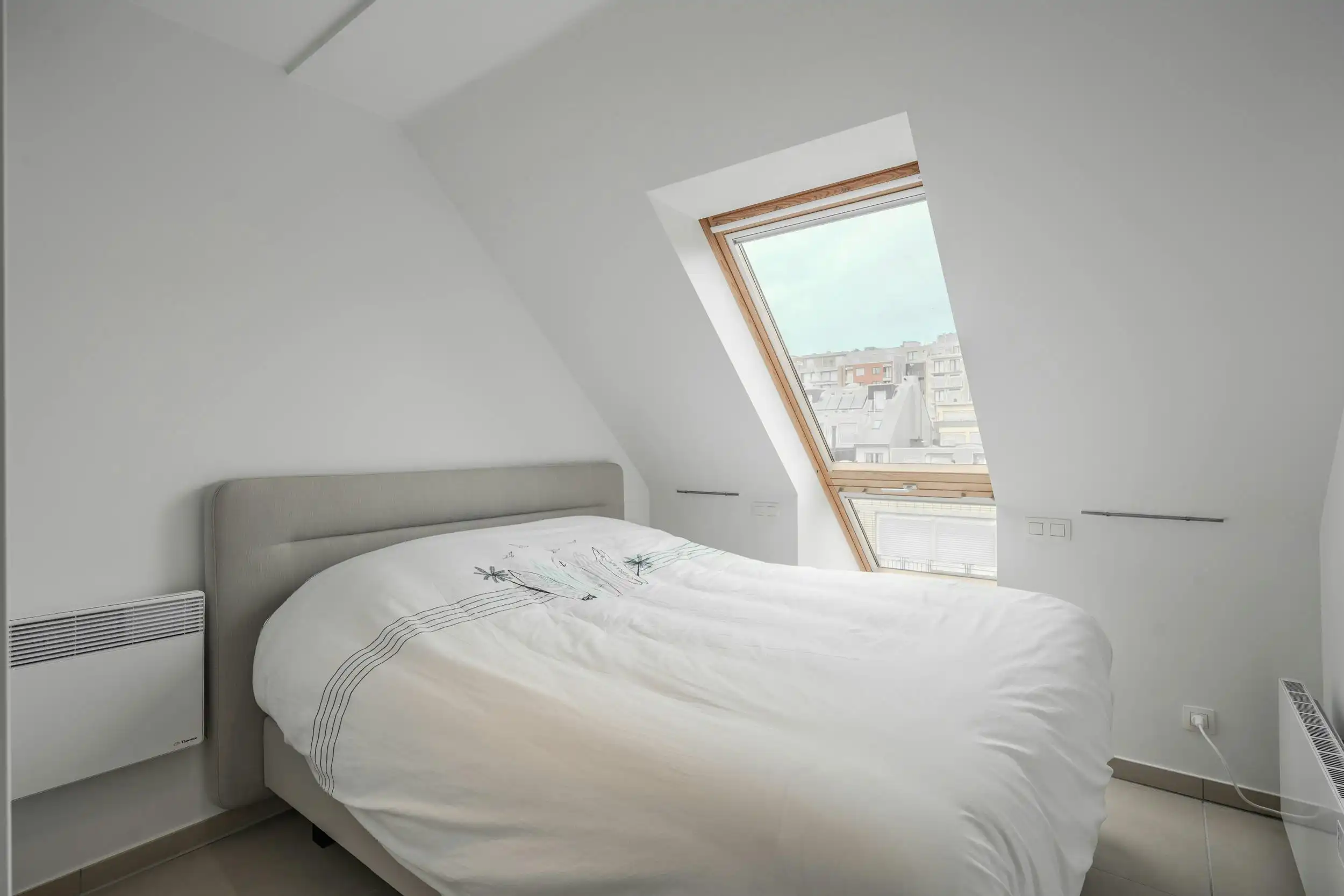 Recent éénslaapkamer appartement met terras vlakbij Zeedijk! foto 5