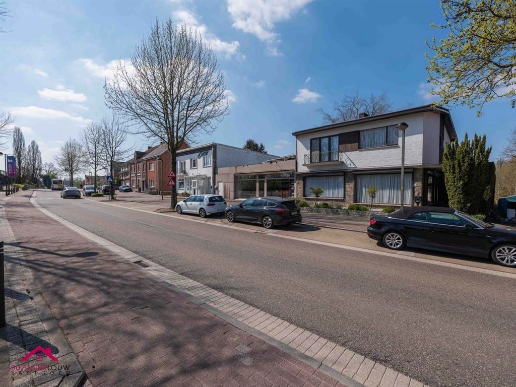 Half vrijstaande woning met garage foto 3