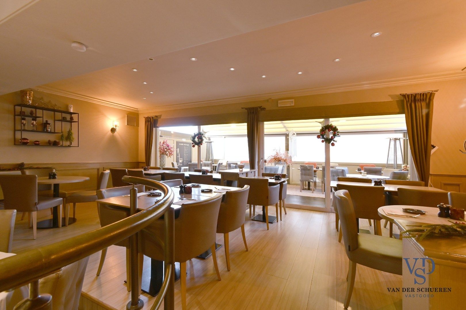 Handelspand (>300 m²) en 2 appartementen. foto 3