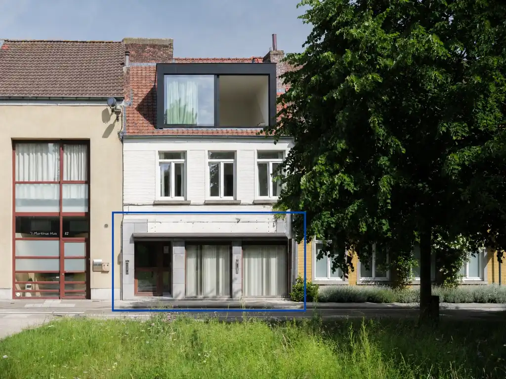 Polyvalente kantoorruimte met centrale ligging nabij de Coupure en de Watersportbaan. foto {{pictureIndex}}