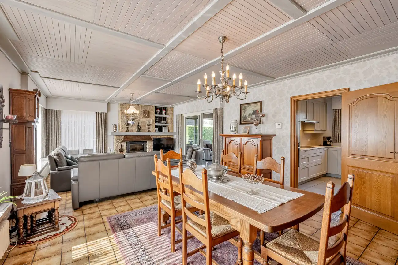 Degelijke te moderniseren open gelijkvloerse woning met inpandige garage én ruime afzonderlijke garage en een grote zonnige tuin in het centrum van Doorslaar! foto 6