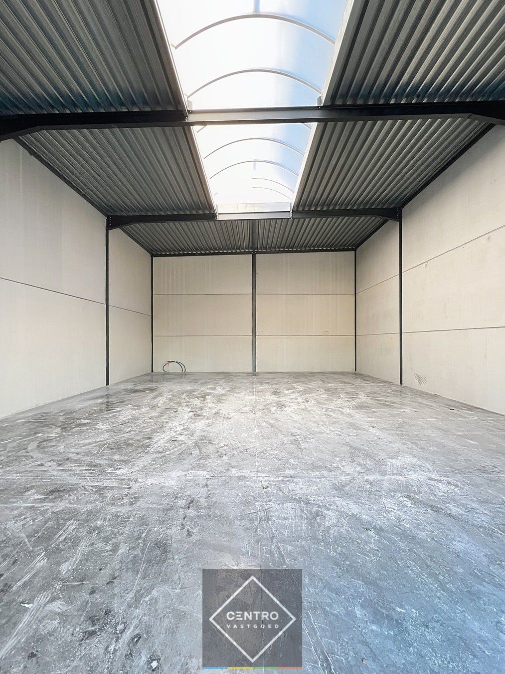 NB MAGAZIJN van 180m² (vrije hoogte 7m !) , voorzien van sectionaalpoort, deur, raam en 2 parkeerplaatsen te SLEIHAGE (Oostnieuwkerke). foto 8