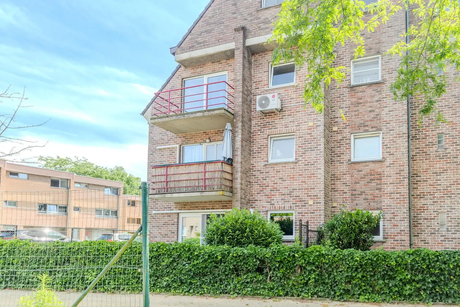 Instapklaar appartement met twee slaapkamers en ruime ondergrondse parking in Smeermaas, Lanaken. foto 29