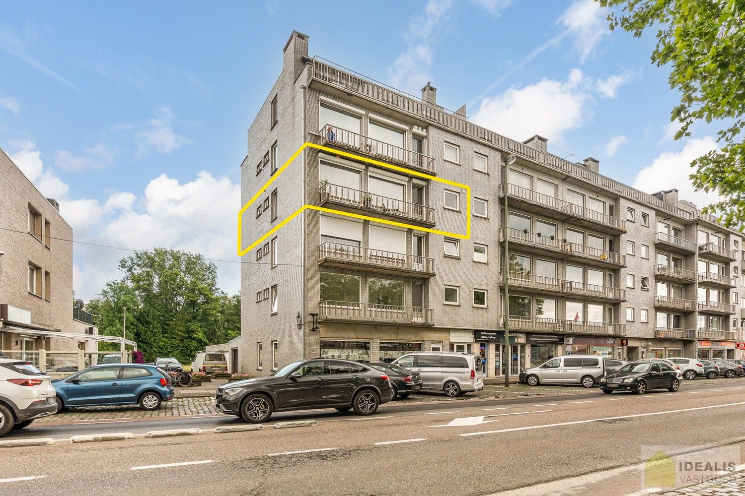 IDEALIS VASTGOED – ZEER RUIM HOEKAPPARTEMENT (110M²) MET LICHTRIJKE LEEFRUIMTE, VOLLEDIG UITGERUSTE KEUKEN, MAAR LIEFST 3 SLAAPKAMERS, BERGING, LIFT EN GARAGEBOX OP EEN UITERST GUNSTIGE LOCATIE MIDDEN IN HET CENTRUM VAN PELT. ZEER GESCHIKT VOOR KANDIDATEN OP ZOEK NAAR EEN INSTAPKLAAR APPARTEMENT! foto {{pictureIndex}}