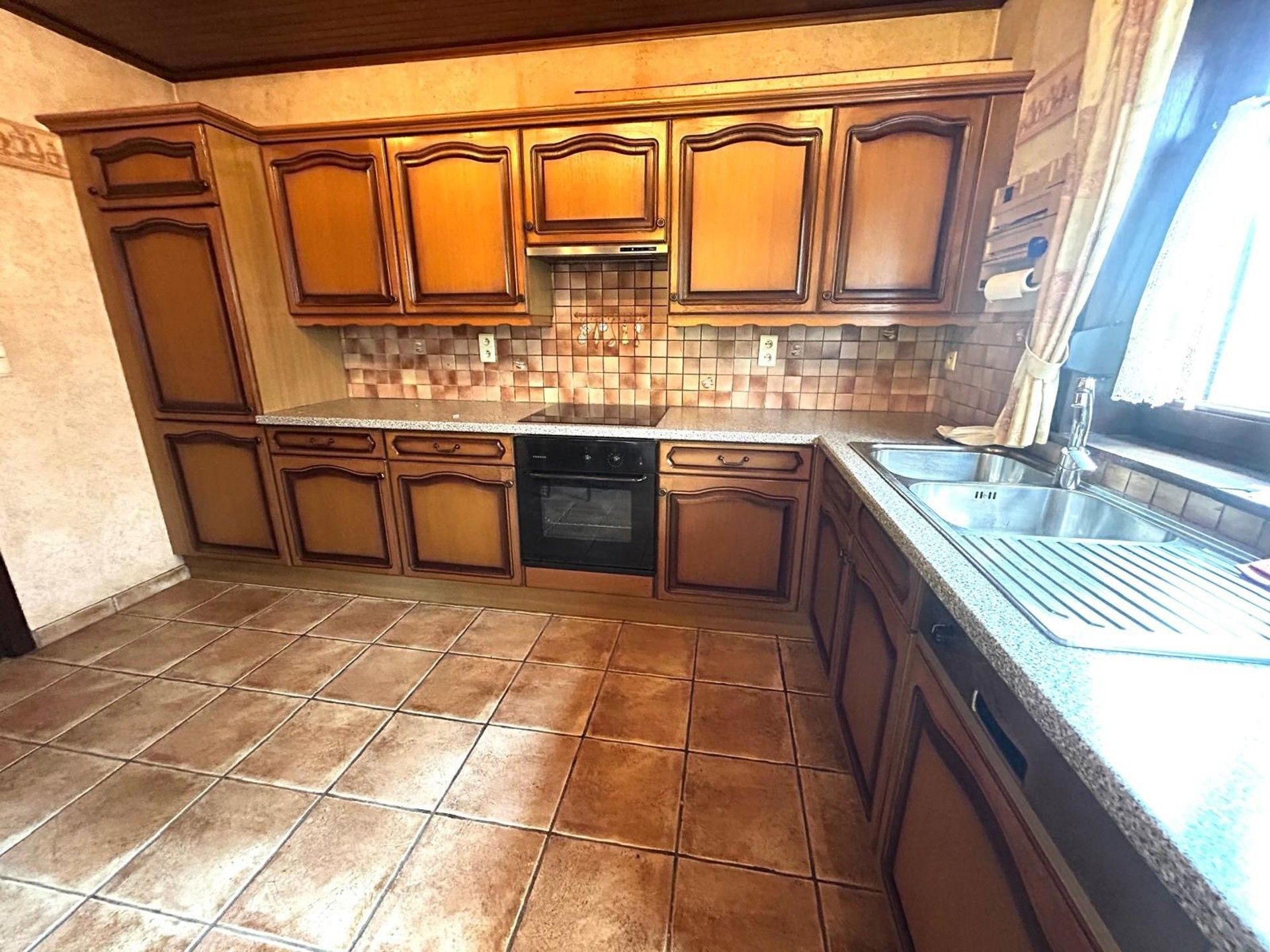 Rustig gelegen gezinswoning met tuin en garage foto 8
