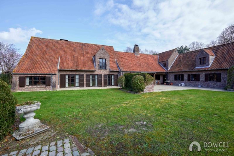 Hoofdfoto van de publicatie: Stadsrand Roeselare nabij AZ-Delta : luxe landhuis / kasteel op een oppervlakte van 1,5 ha. ! Volledig afgesloten met afzonderlijk partyhuis en alleenstaande woning.