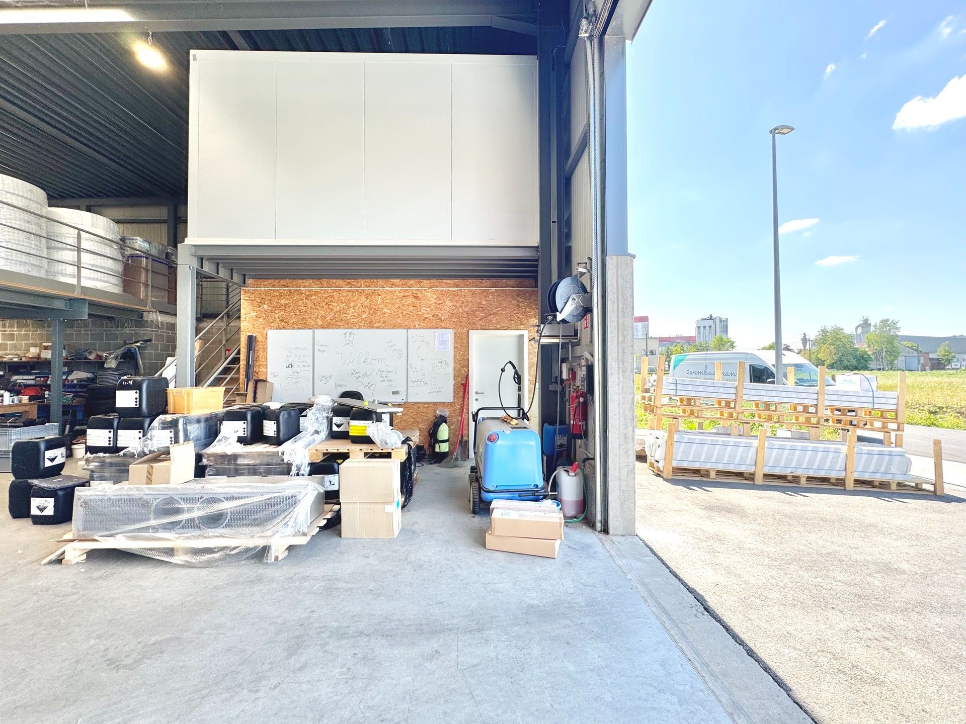 MAGAZIJN MET BURELEN/ SHOWROOM foto 4