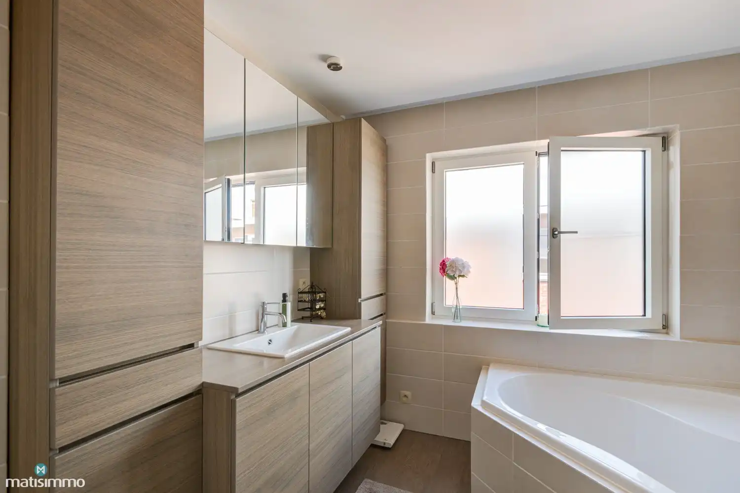 GERENOVEERD APPARTEMENT MET TWEE SLAAPKAMERS, TWEE BALKONS EN ONDERGRONDSE AUTOSTAANPLAATS NABIJ HET CENTRUM VAN HASSELT foto 15