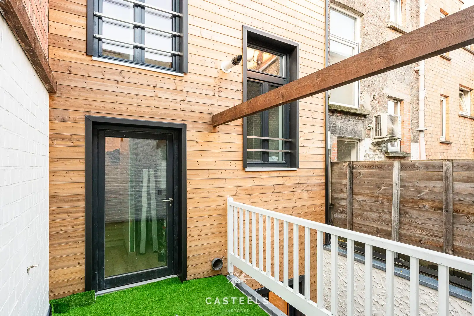 Recent gerenoveerde woning met 5 slpk, koer en terras te Gent foto 11