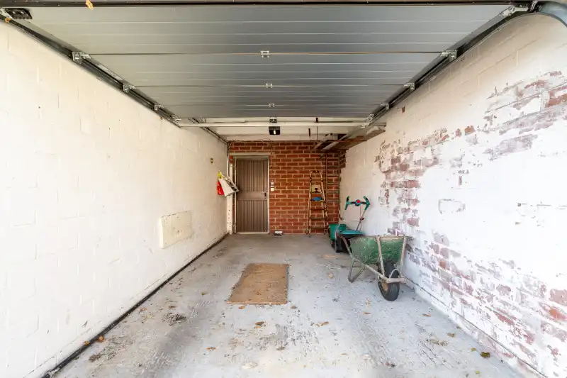 Ruime woning met tuin, 2 garages en 4 slaapkamers. foto 32