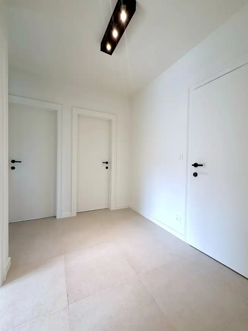 Volledig gerenoveerd pareltje met prachtig zicht op het pleintje! foto 24