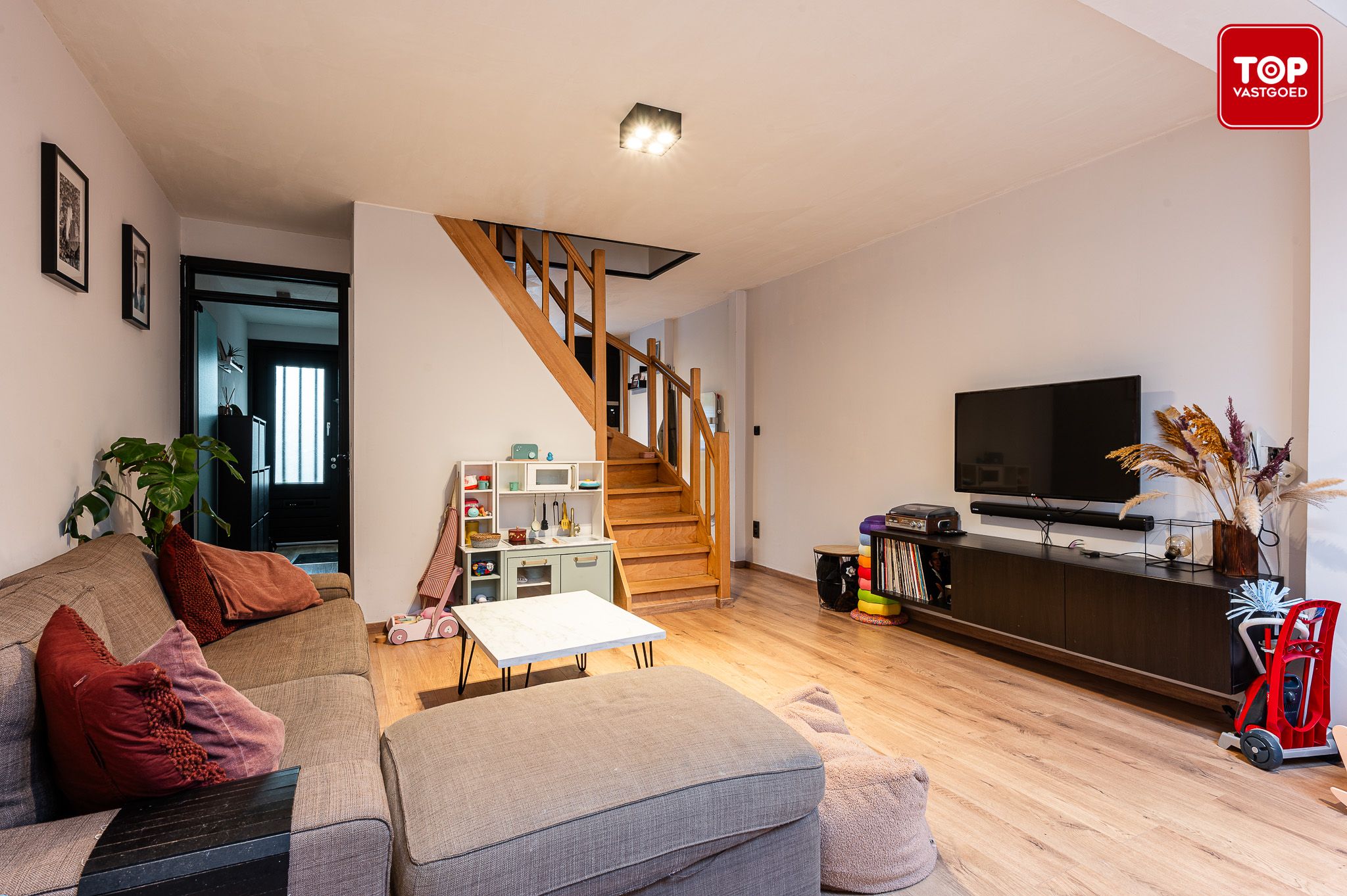 Gezellige woning met moderne keuken en grote tuin foto 3