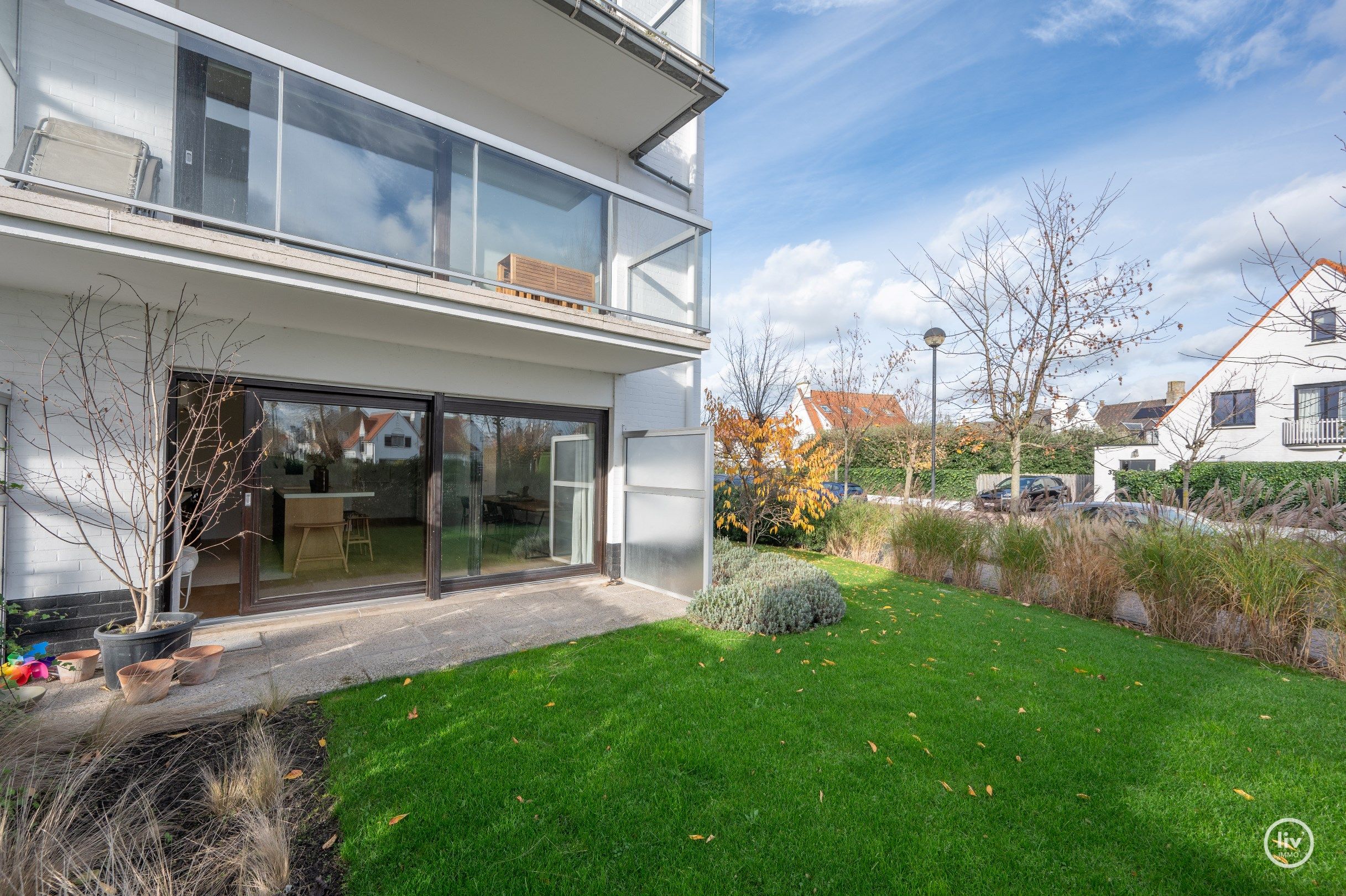 Gezellig,gerenoveerd gelijkvloersappartement met mooie tuin centraal gelegen in de Eeuwfeestlaan te Knokke.  foto 2