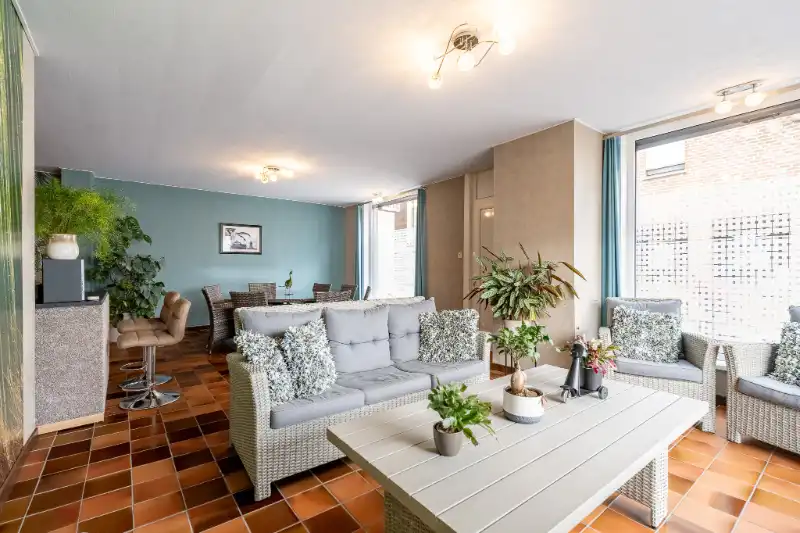 Woning met brede oprit en dubbele garage foto 5