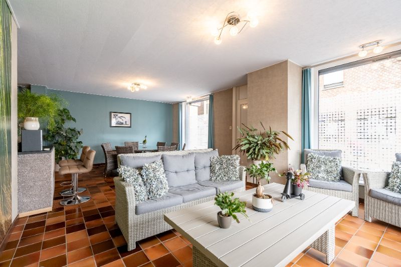 Woning met brede oprit en dubbele garage foto 5