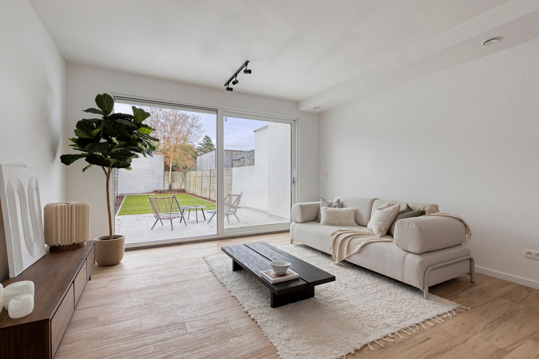 Energiezuinige vernieuwde woning met 4 slaapkamers. foto {{pictureIndex}}