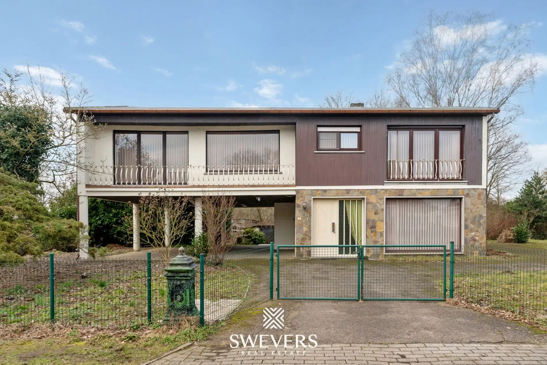 Hoofdfoto van de publicatie: Bel-etage woning, 3 slpk, met aansluitende weide en vergunde stallingen en aparte weide, in totaal op 85a52ca