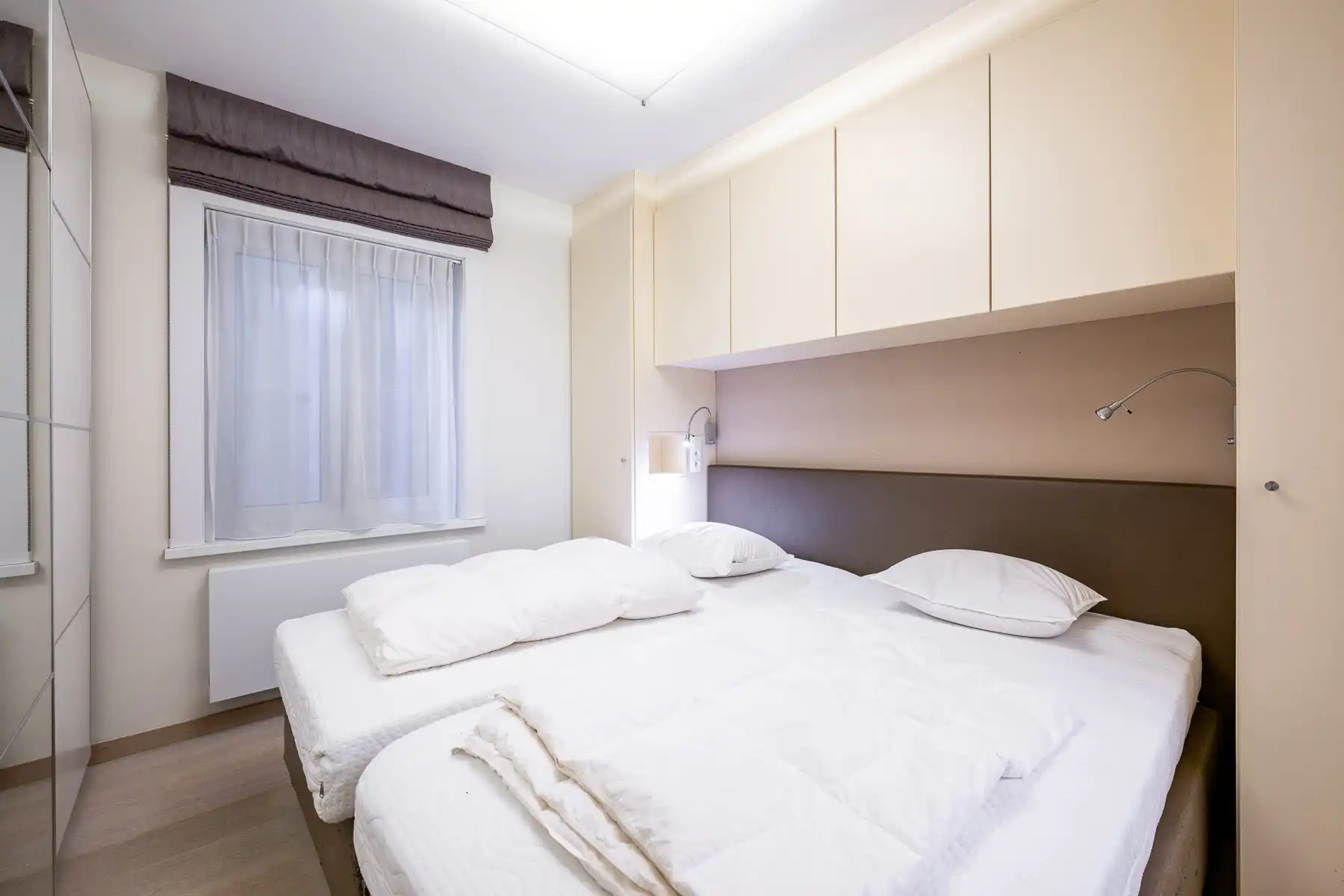 Gemeubeld drie slaapkamerappartement vlakbij de Zoutelaan met parking foto 9