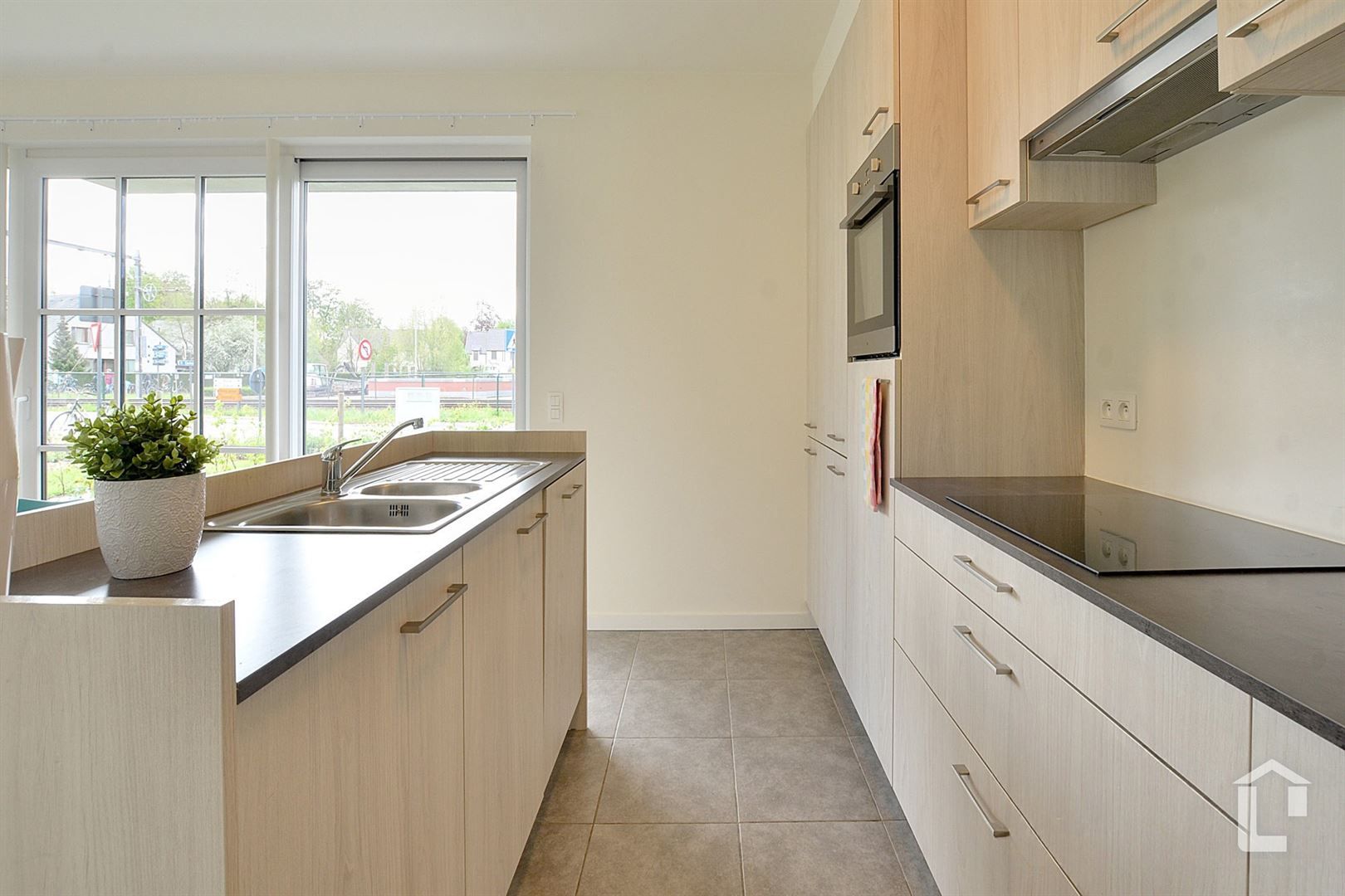 Lichtrijk nieuwbouwappartement met terras en tuin foto 8