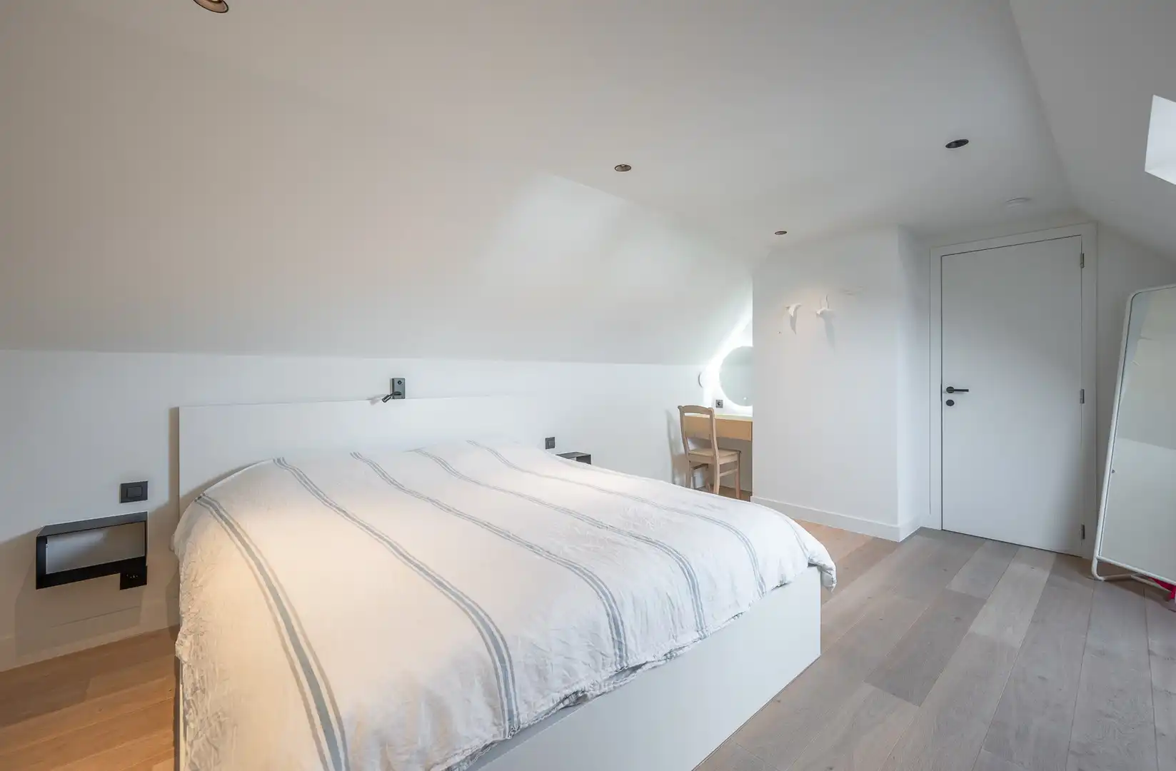 Ruime, recente hoekwoning gelegen vlakbij de groentenmarkt en het Keuvelhoekplein. foto 17