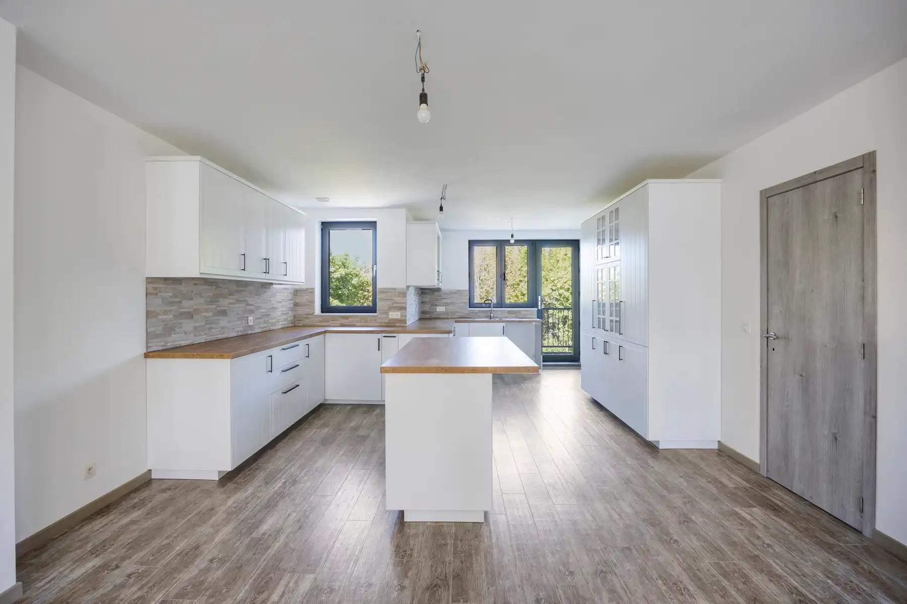 Nieuwbouw triplex met 4 slaap- en badkamers, tuin en parking foto 4