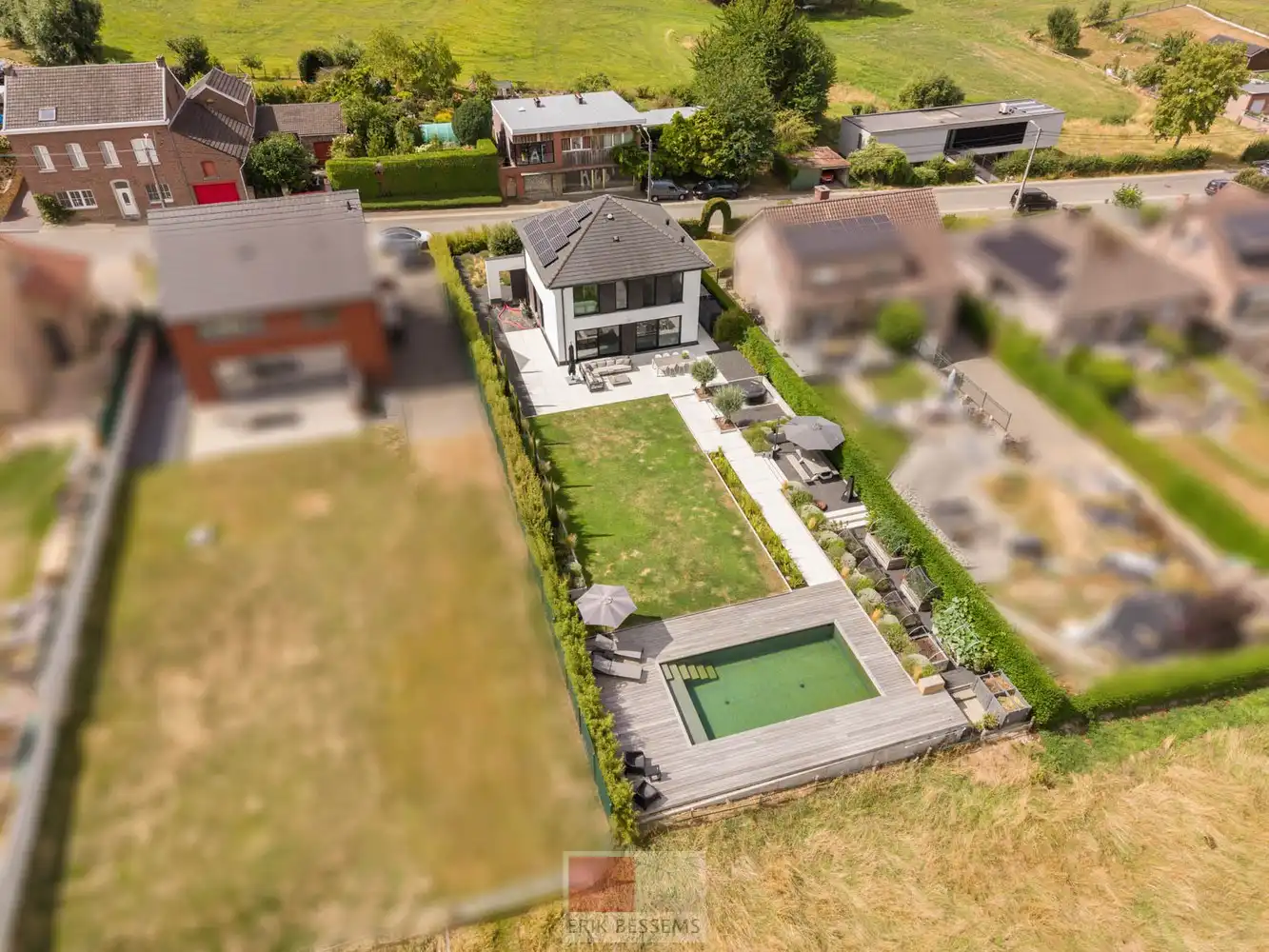 Op een royaal perceel van circa 910 m² ligt deze moderne en energiezuinige woning van circa 177 m² bewoonbare oppervlakte, met een weids panorama over het Limburgse Heuvelland. foto 56