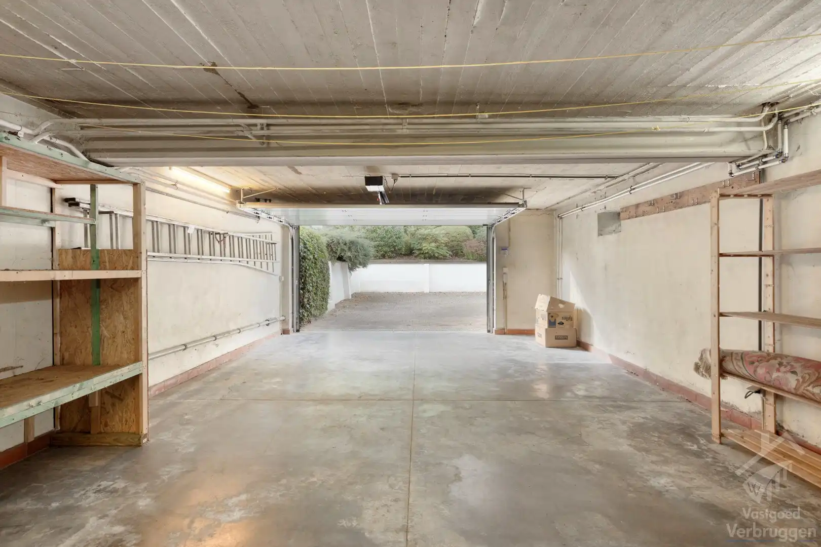 Ruime bungalow met 3 slaapkamers, bureau en dubbele garage foto 17