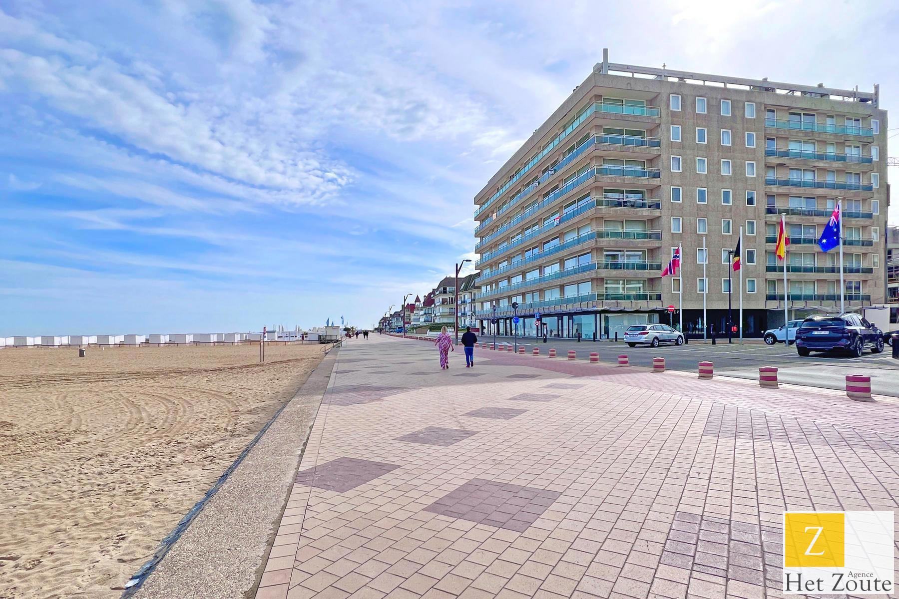 Te renoveren appartement gelegen op de Zeedijk-Het Zoute foto {{pictureIndex}}