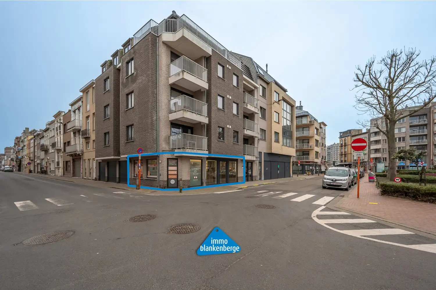 Instapklare handelsruimte aan de Grote Markt in Blankenberge foto {{pictureIndex}}