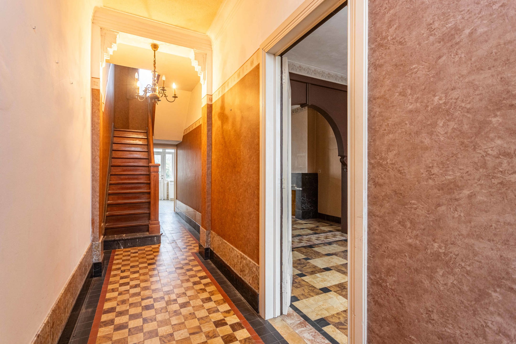Hoofdfoto van de publicatie: Charmante, te moderniseren stadswoning met tuintje.
