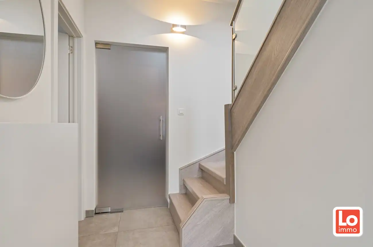 VERKOCHT!! Instapklare halfopen woning met afzonderlijke garage (incl. laadunit) in het hart van Lochristi! foto 2