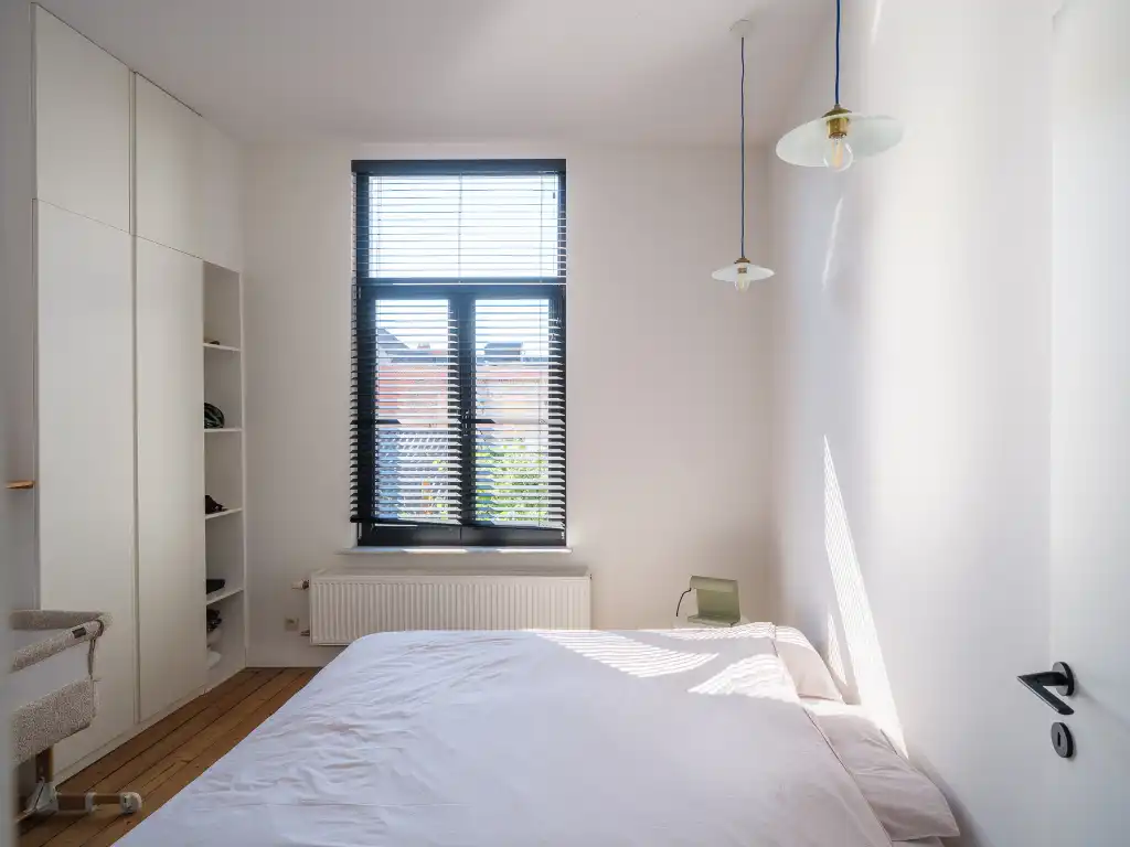 Karaktervolle burgerwoning die baadt in natuurlijk licht, met drie slaapkamers en een aangename buitenruimte op enkele stappen van het historische centrum. foto 13