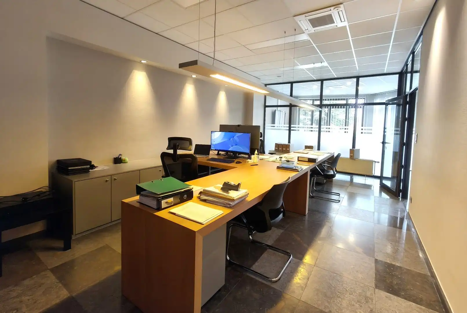 Modern en instapklaar kantoor (264 m²) in het centrum van Borgloon – inclusief 9 parkeerplaatsen foto 9