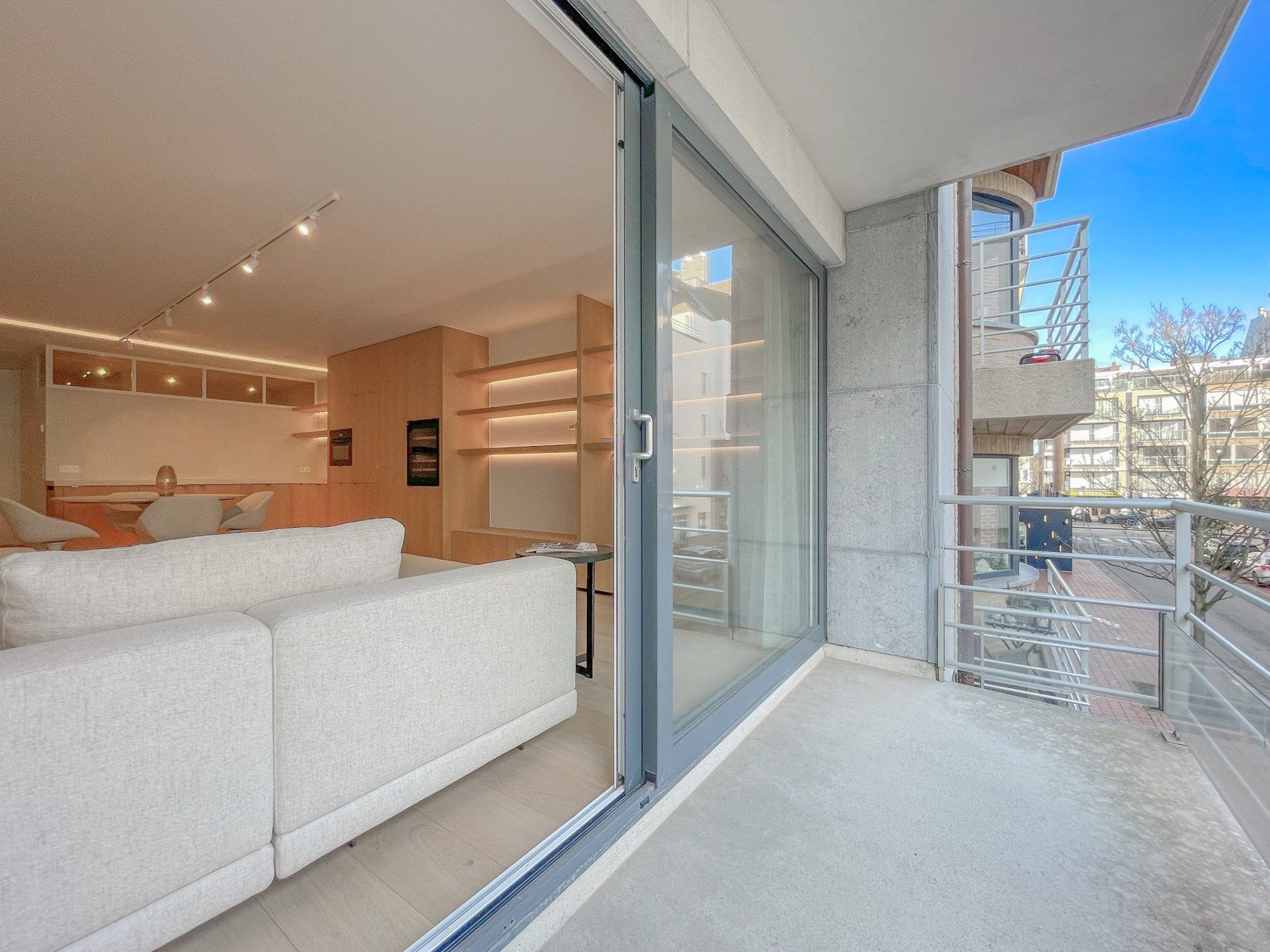 Stijlvol gerenoveerd appartement met een ruim zonnig terras gelegen nabij het commercieel centrum. foto 2