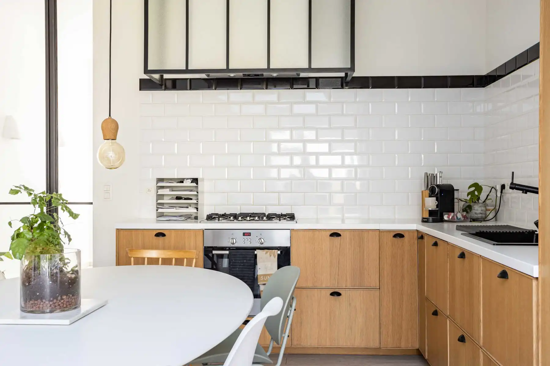 Instapklare totaal gerenoveerde woning in verkeersluwe straat! foto 4