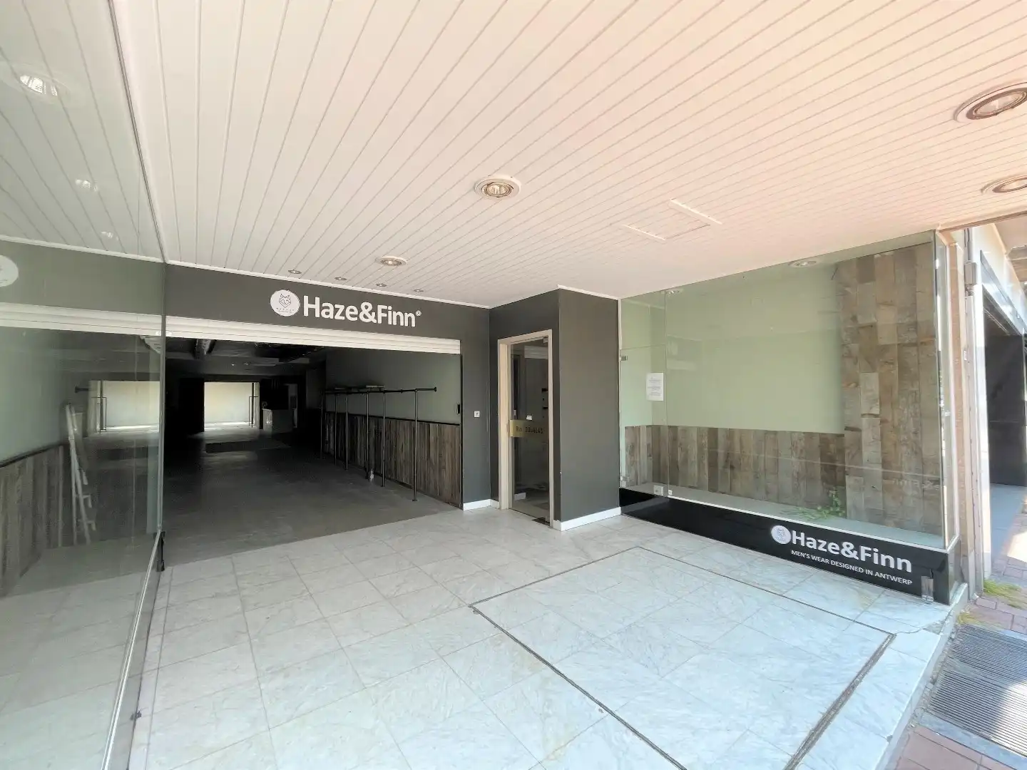 Goed gelegen handelsgelijkvloers gelegen op de Lippenslaan, vlakbij het Van Bunnenplein. foto 11