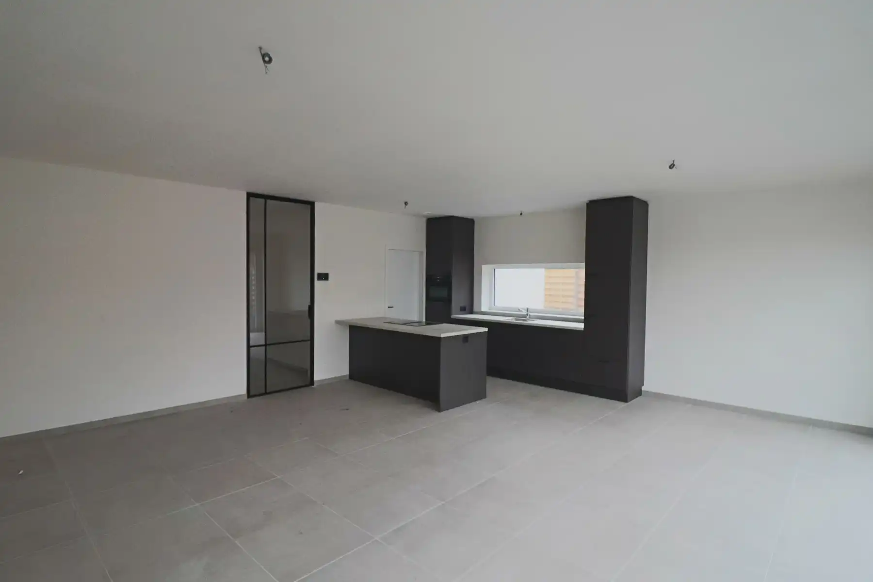 Halfopen woning met 3 slaapkamers en inpandige garage. foto 7