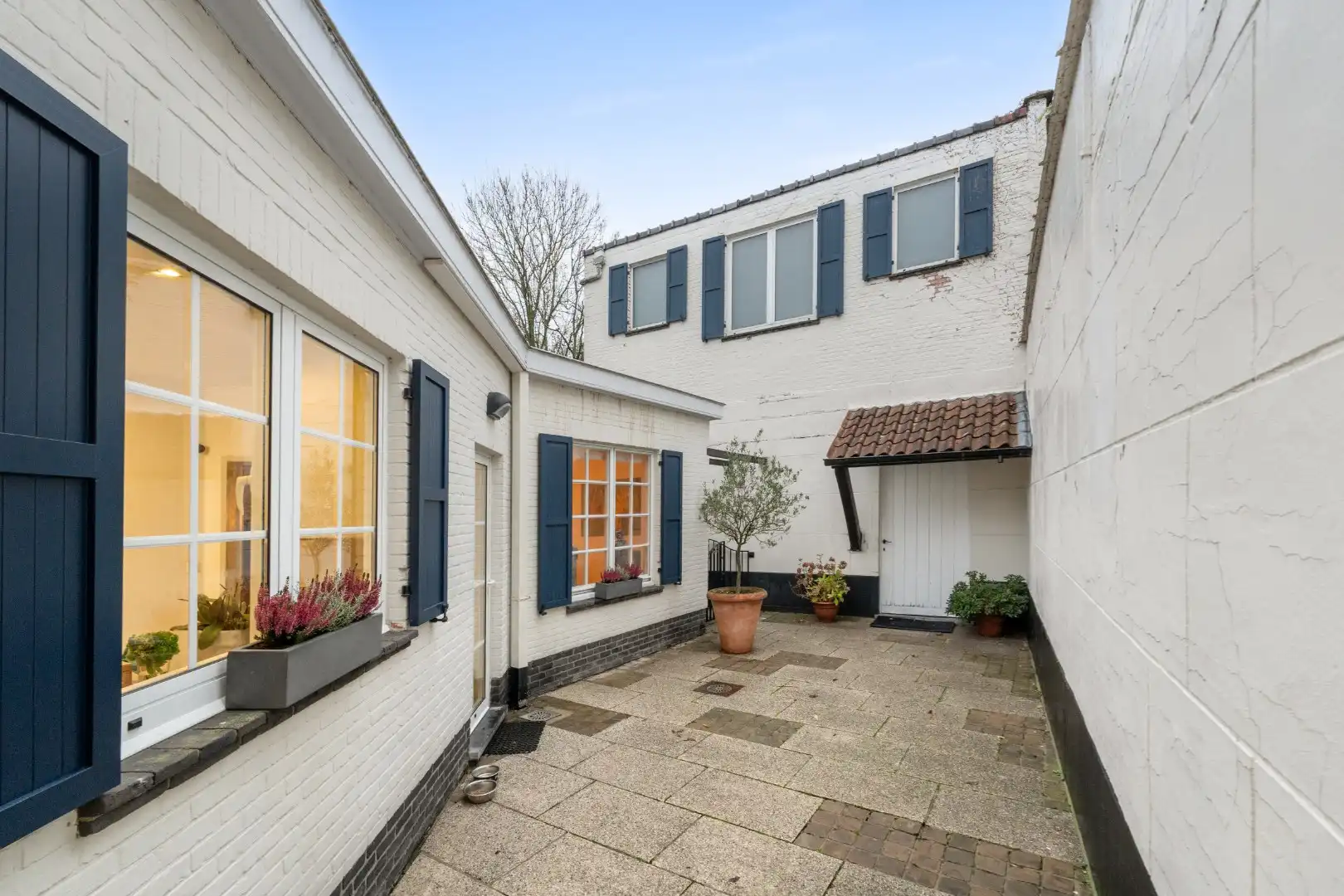 Unieke woning met handelsruimte, kantoor, 7 slpks & 200 m² atelier/magazijn – ideaal voor vrije beroepers foto 2