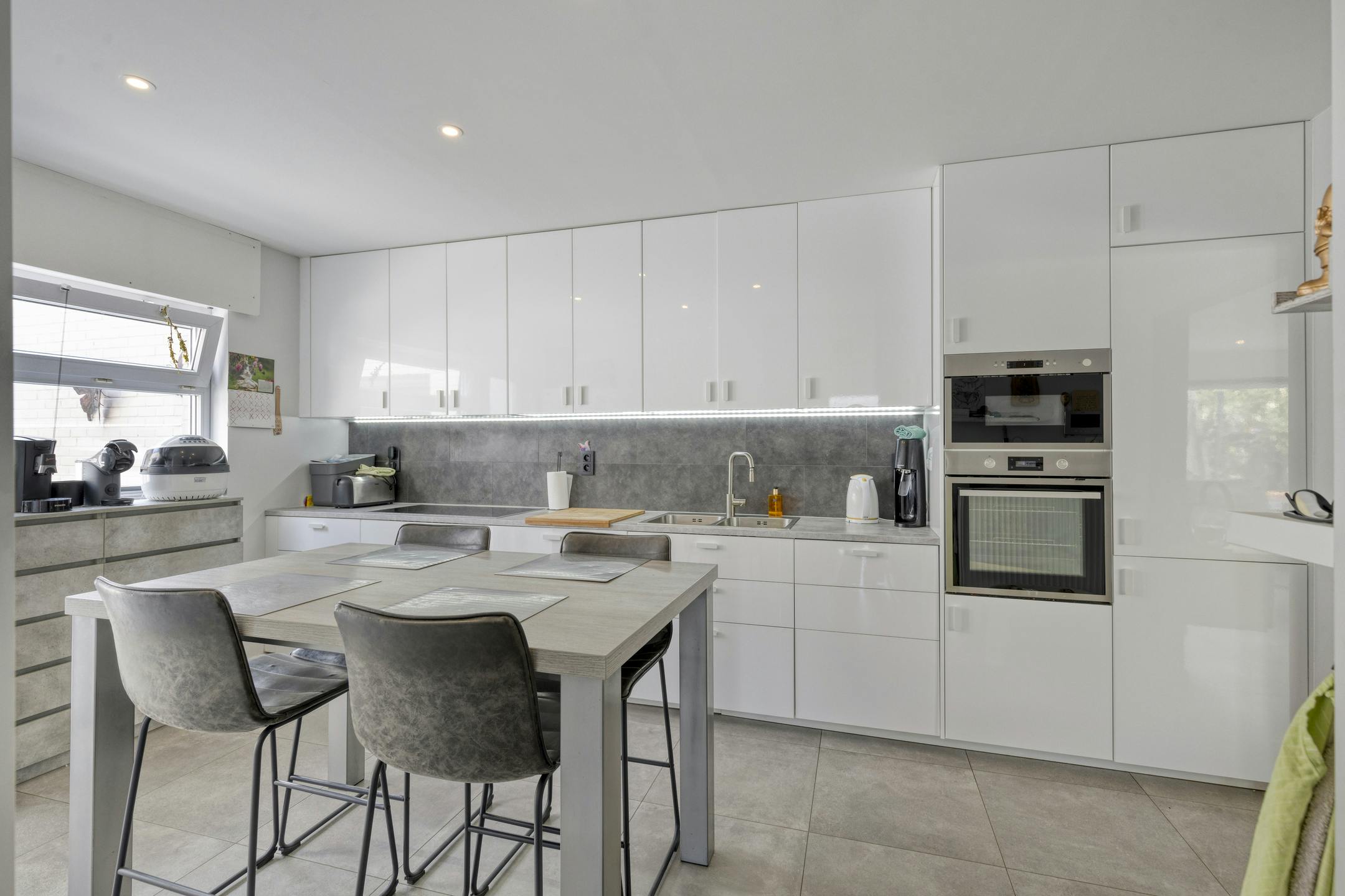 Instapklaar huis met 4 slaapkamers en garage te Assebroek  foto 4