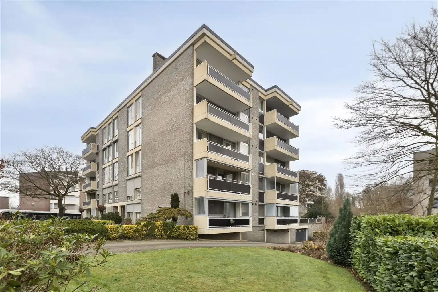 Ruim gelijkvloers 2-slaapkamer appartement met overdekt terras, ondergrondse autostaanplaats en aparte berging, gelegen vlakbij het centrum van Maaseik. foto 29