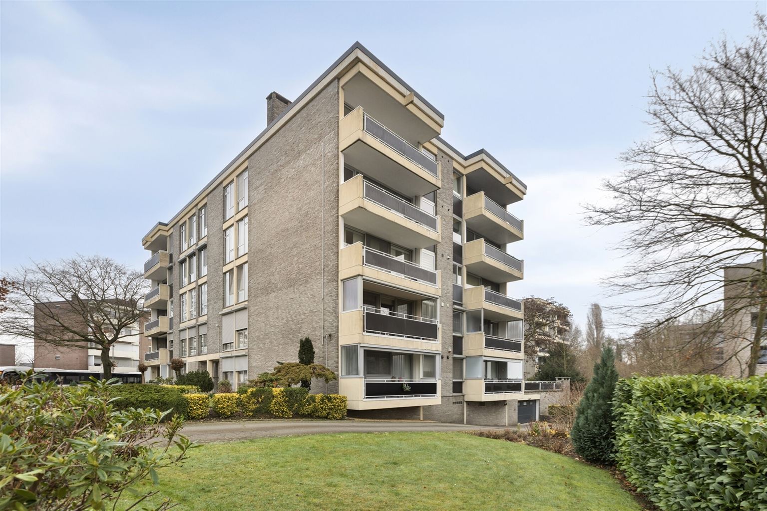Ruim gelijkvloers 2-slaapkamer appartement met overdekt terras, ondergrondse autostaanplaats en aparte berging, gelegen vlakbij het centrum van Maaseik. foto 29