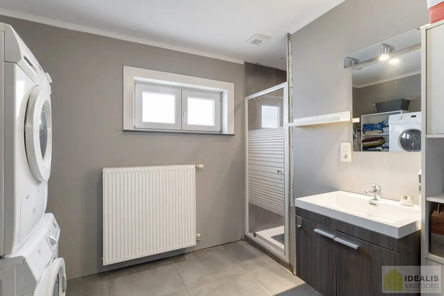IDEALIS VASTGOED - CHARMANTE INSTAPKLARE GEZINSWONING MET EEN LICHTRIJKE LEEFRUIMTE, MODERNE OPEN KEUKEN MET KOOKEILAND, 3 RUIME SLAAPKAMERS EN BADKAMER. DE WONING IS GELEGEN OP EEN PRACHTIG PERCEEL VAN 12A 68CA! Deze knappe bungalow omvat een aangename 140m² bewoonbare oppervlakte met een lichtrijke woonkamer met aansluitend een moderne open keuken met kookeiland (voorzien van alle comfort), 3 ruime slaapkamers en een badkamer. De woning biedt verder een kelderverdieping en een zeer ruime tuin. Een unieke kans voor kandidaten op zoek naar een instapklaar huis voorzien van alle faciliteiten op een hele fijne locatie tussen de centra van Oudsbergen, Bree en Peer! foto 16