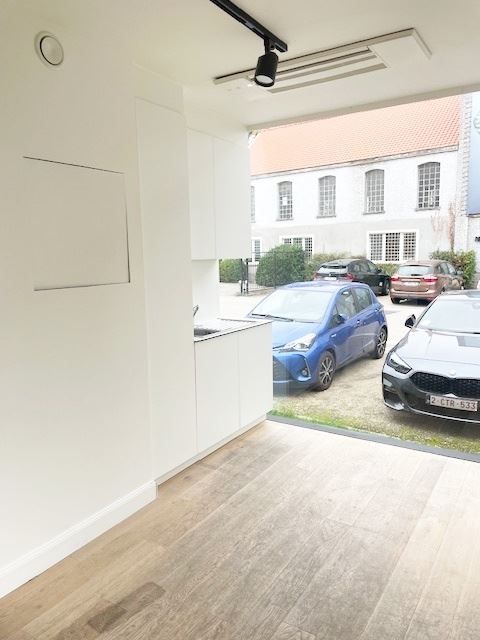 HIPPE KANTOREN-POLYVALENT GEBOUW NABIJ OPRIT E40 foto 4