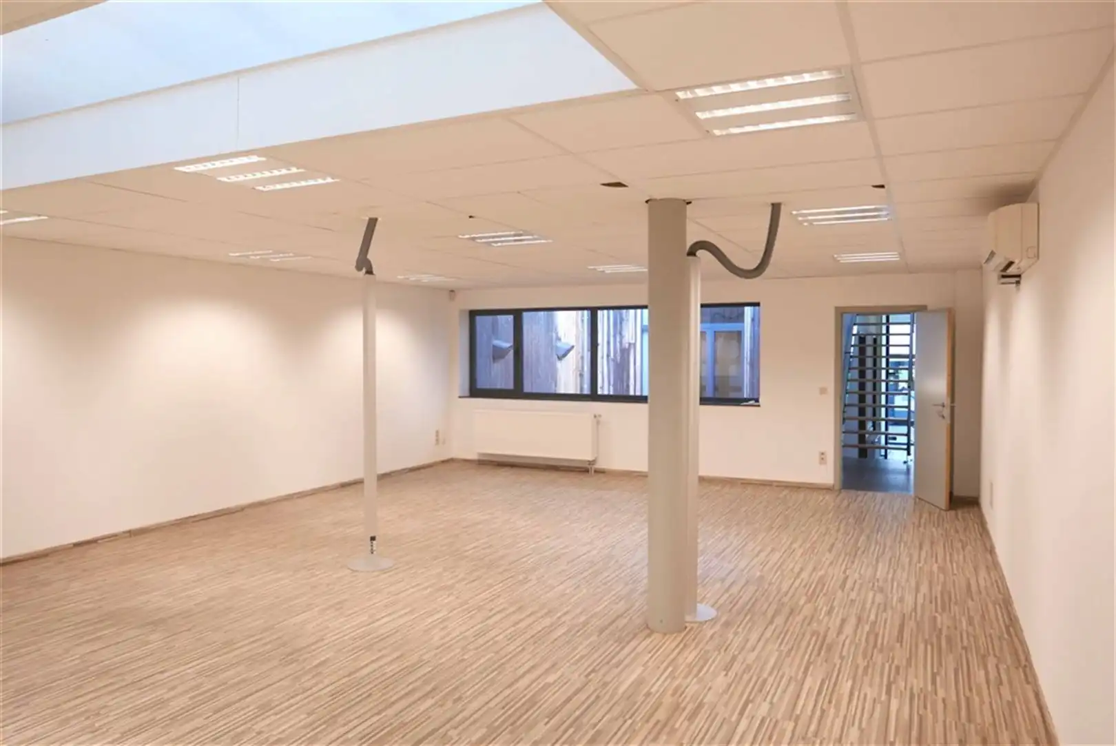 Kantoorgebouw aan het station foto 10