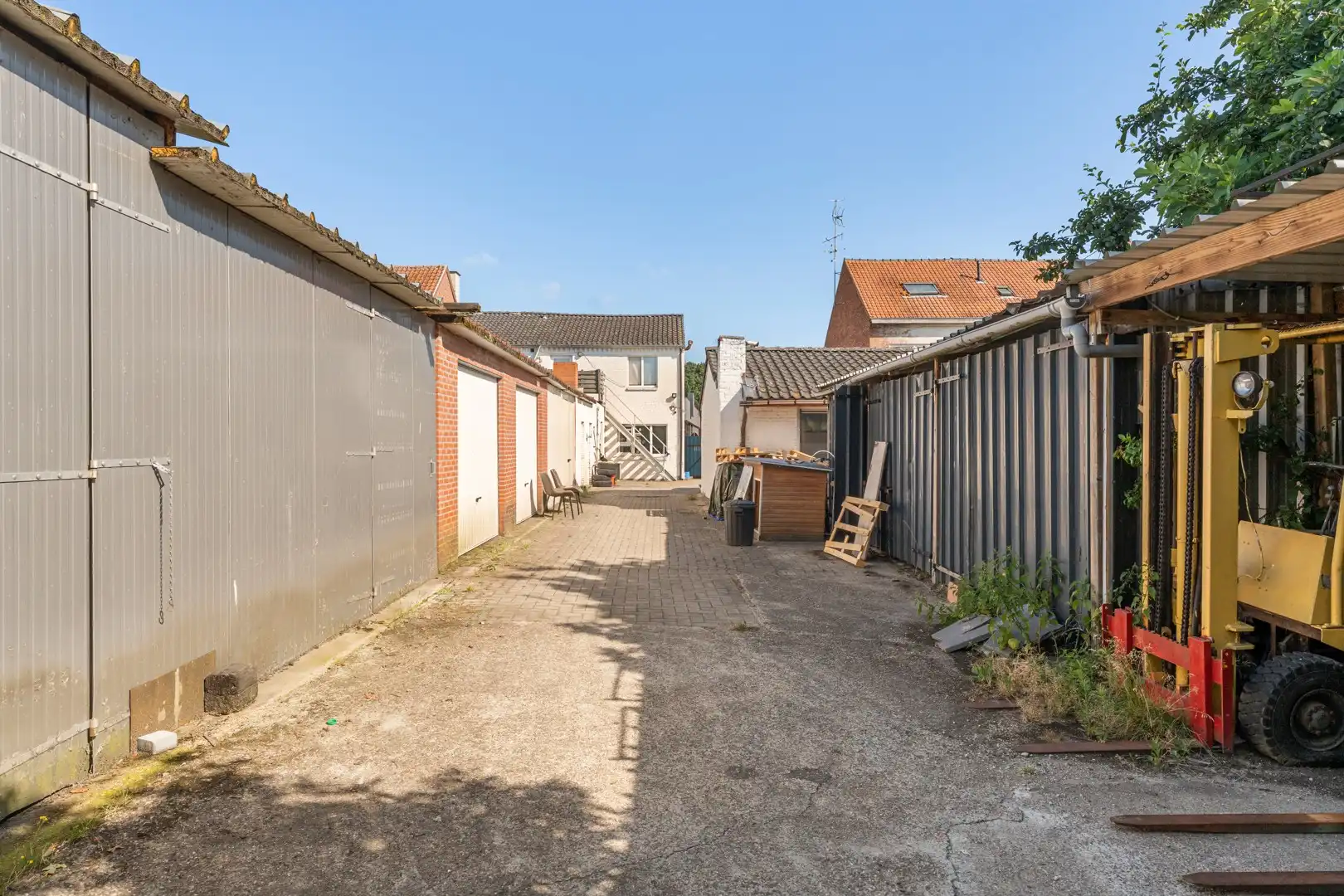 🏢 Handelspand met 2 appartementen, polyvalente ruimte en ruim perceel van 11a 19ca te koop foto 9