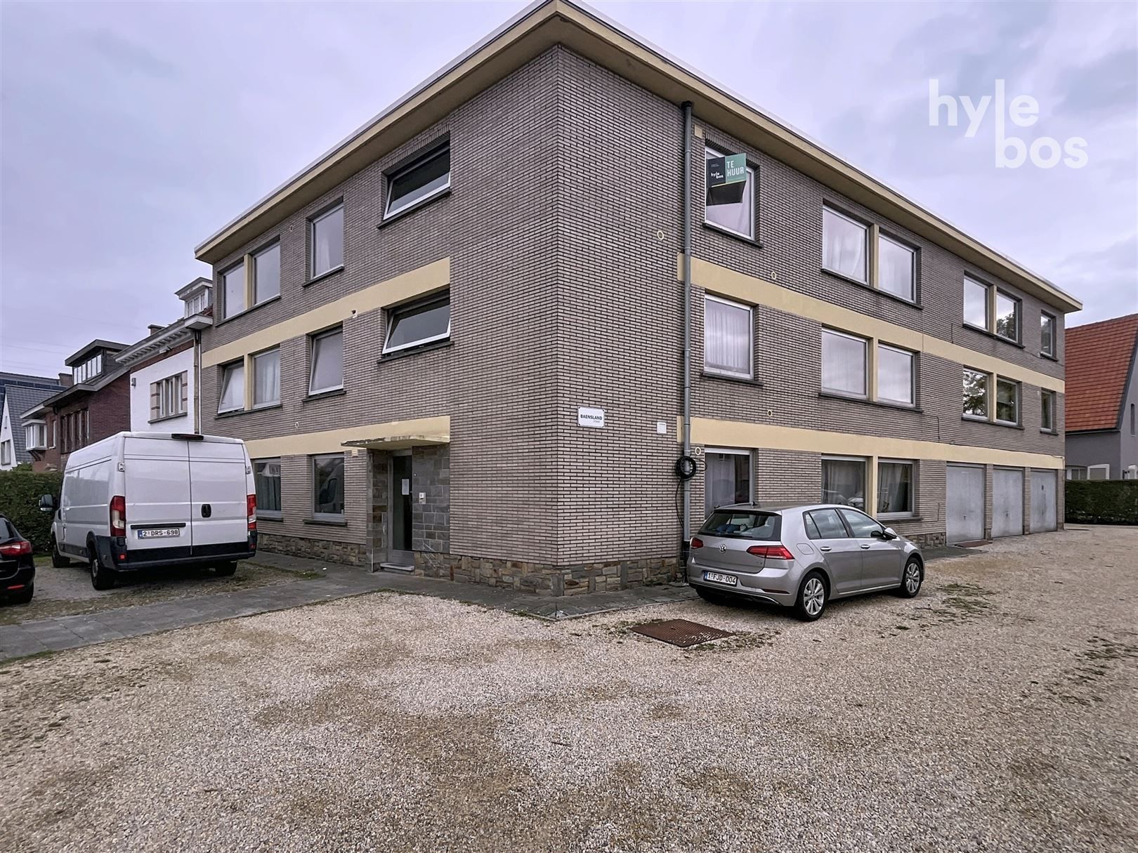 Centraal gelegen 2 slaapkamer appartement met garage foto {{pictureIndex}}